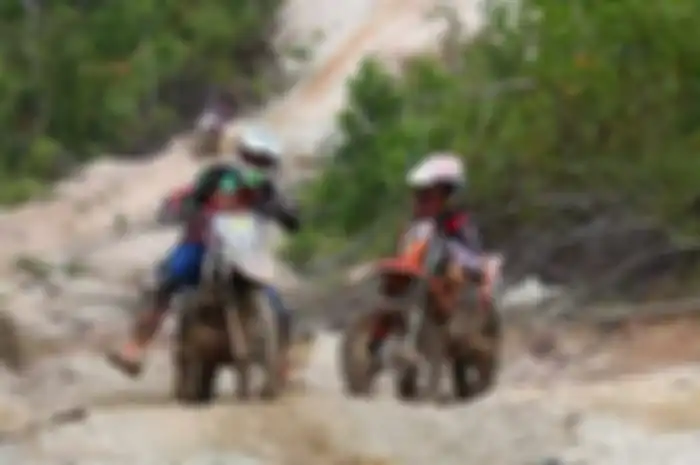 Event adventure bertajuk Two Days Enim Real Adventure (ERA) di Muara Enim, Sumatera Selatan berlangsung seru, Memasuki etape ke-2, sebanyak 700 peserta diwajibkan melalui 100 kilometer jalur tanah perbukitan dan hutan rimba. Dalam kondisi normal, jal