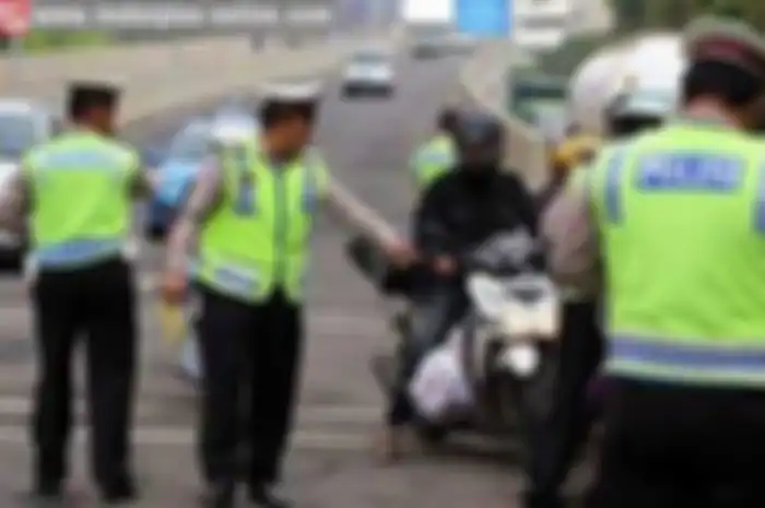 Kejadian yang menimpa pengendara mobil di Lubuk Linggau, Sumatera Selatan bisa jadi pelajaran.
Peristiwa penembakan saat razia kendaraan di Lubuk Linggau ini menyebabkan 1 orang tewas dan beberapa orang terluka.
ac