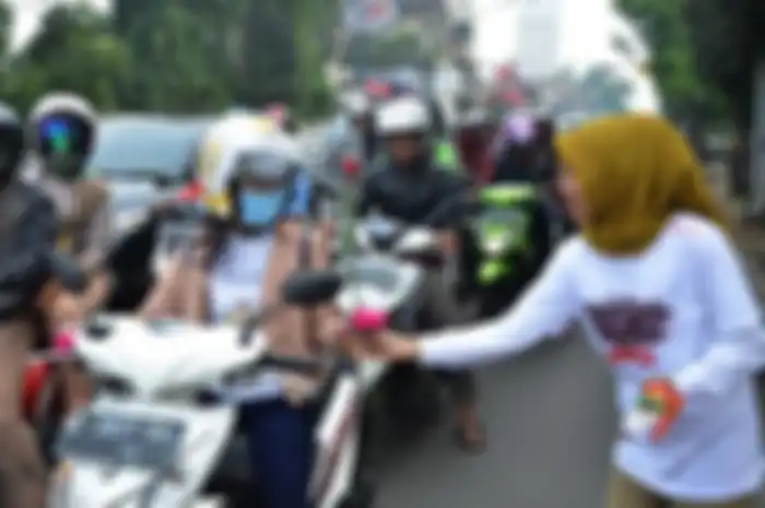 Kampanye Cari Aman digelar Honda Jawa Barat dengan mengajak lady bikers menyebarkan sesuatu ke biker di tengah jalan. 