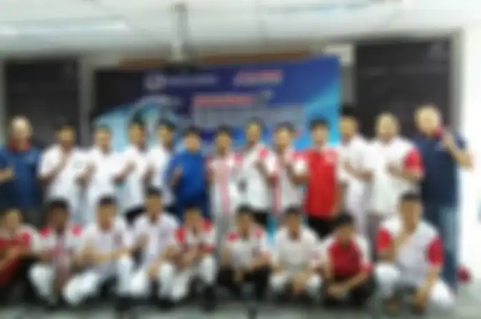 Honda menyeleksi siswa setingkat SMK untuk dilanjutkan kontes mekanik. Tesnya pun ada sesi praktek dan teori.

