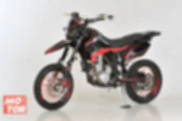 Modifikasi Kawasaki KLX250 enggak banyak syarat. Pilihannya ya bagaimana biaya paket hemat untuk modifikasi, tapi tetap keren. 