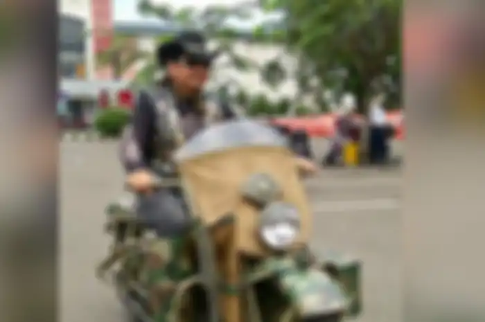 Bambang Gondrong bukan tipe biker yang turing jauh, tapi pulang motornya dibawa orang lain atau dibawa kargo. 