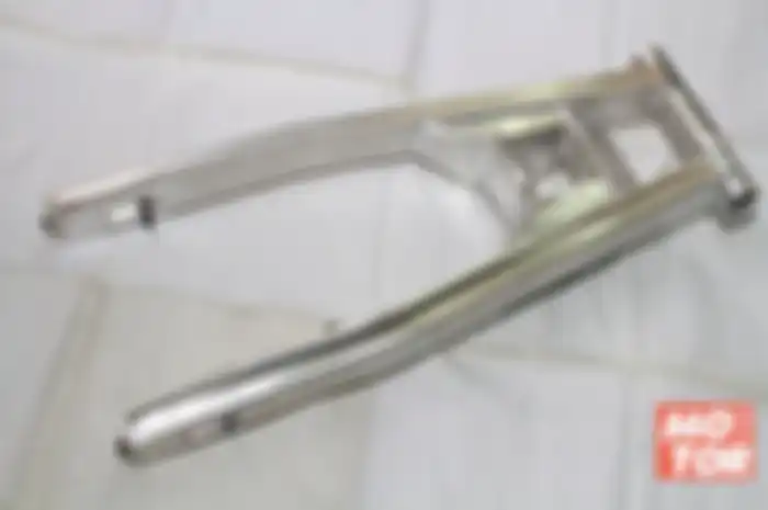 “Bahan aluminium yang punya tambahan garis di atas bibir pipa kotak di bagian dalam arm. Menambah kesan lebar, dengan warna silver yang netral,” tutur pria ramah ini.