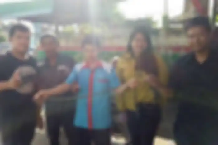 Enggak diduga motor yang dipakai Siska muncul ular dari kap lampu depan.