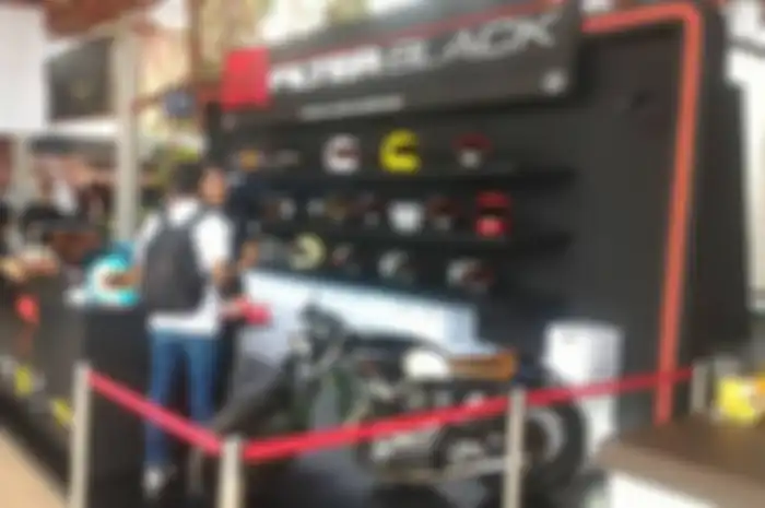 Komunitas kustom kultur mengisi stan IIMS 2017 dengan beberapa motor dan helm gaya kustom kultur dipajang