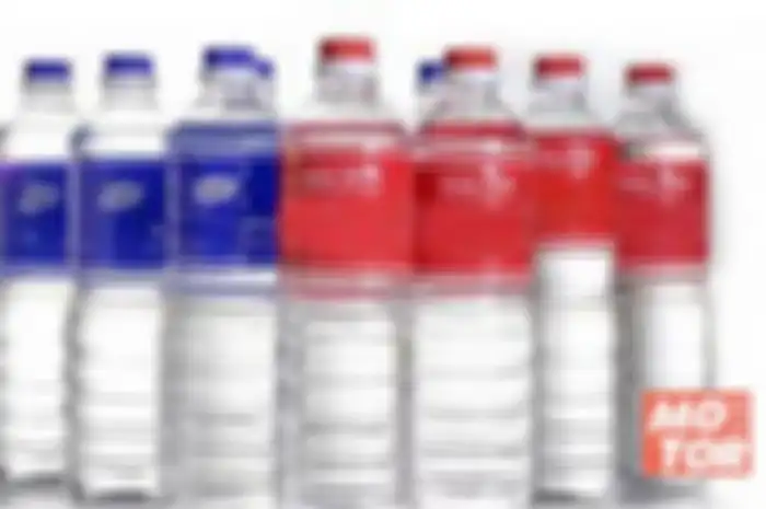 Kalau sobat MOTOR Plus mampir ke toko aki pasti lihat pedagangnya jual air aki dengan warna botol merah dan biru.