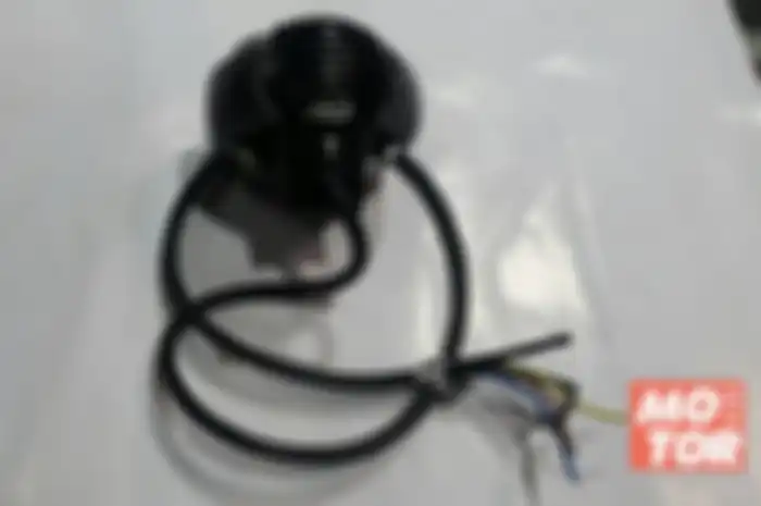 Lampu tembak plus charger enak dipakai untuk brother yang doyan turing. 
