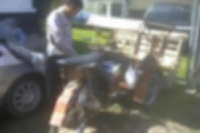 Seorang mahasiswa di Palembang menabrak sebuah Bentor karena menelpon sambil berkendara
