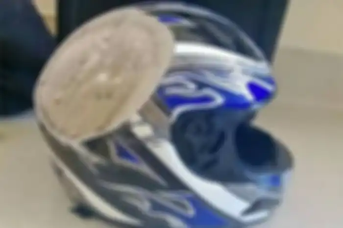 Ini gambar helm korban kecelakaan di jalan raya gimana rasanya kalau kepala sobat tanpa dilindungi helm. 