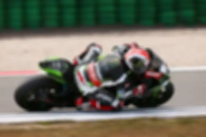 Rider Ducati Chaz Davies mengalami nasib sial di race pertama seri keempat World Superbike (WSBK) yang digelar di Assen, Belanda. 