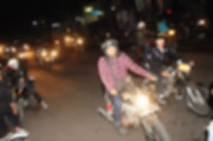 “Acara dadakan kami ini bisa dibilang vol. 1 bro…yaa intinya bersilaturahmi antar member SDI, kita kumpul dan riding bareng” buka Kang Mpur pentolan Street Demon Indonesia (SDI).