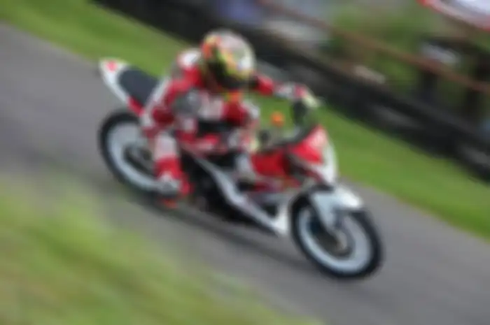 Setelah melahap 25 lap, Fitriansyah Kete yang memperkuat tim Honda Trijaya sabet juara MP1 Motorprix Subang.