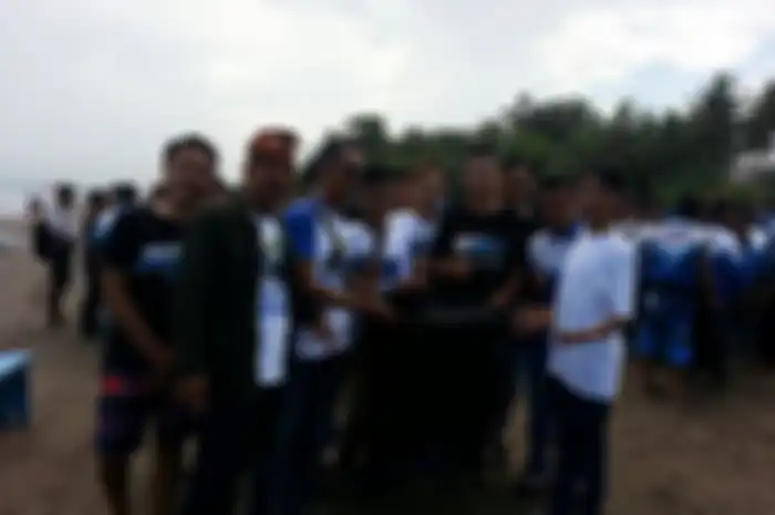 Komunitas bermotor XTC Indonesia melakukan kegiatan turing dan membersihkan lingkungan pantai di daerah Pangandaran, Jawa Barat.
