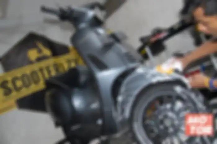 Cairan yang enggak boleh kena motor harus diwaspadai. Kalau sudah kena repot bro. Sayang, bodi motor sobat dah dirawat dengan benar. 