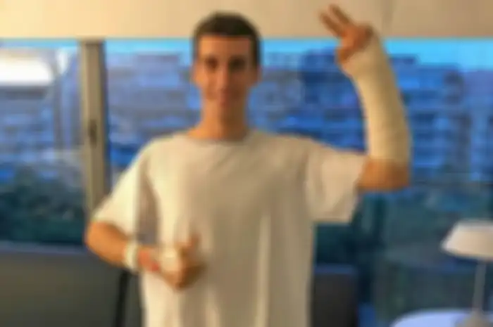 Meski operasi pertama yang dilakukan di University Hospital Dexeus, Barcelona, Spanyol tergolong sukses, namun pembalap Suzuki Ecstar ini harus menjalani operasi kedua