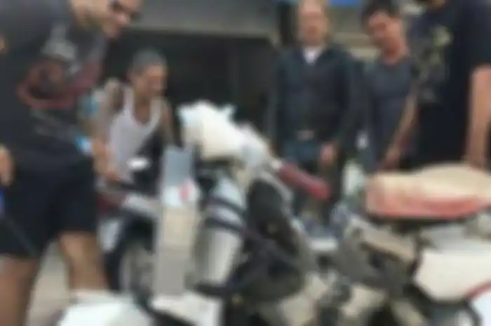 Gimana jadinya motor semok dijejali mesin Harley Davidson. Nyeleneh abis. 