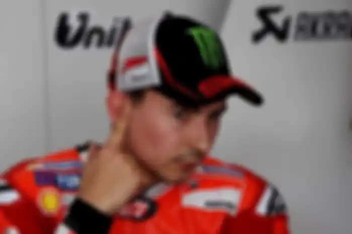 Hasil buruk yang dialami Jorge Lorenzo di tiga serinya bersama Ducati membuat Lorenzo meminta Ducati untuk contek Yamaha terutama soal sasis.