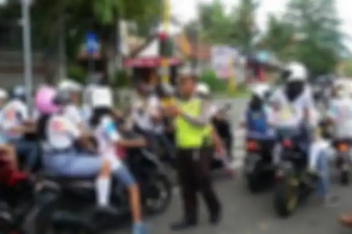 Konvoi kelulusan sering terjadi ketika pelajar dinyatakan lulus. Tetapi, konvoi ini bisa berbahaya. Karenanya, pihak kepolisian menjaga agar tidak tejadi kecelakaan.  