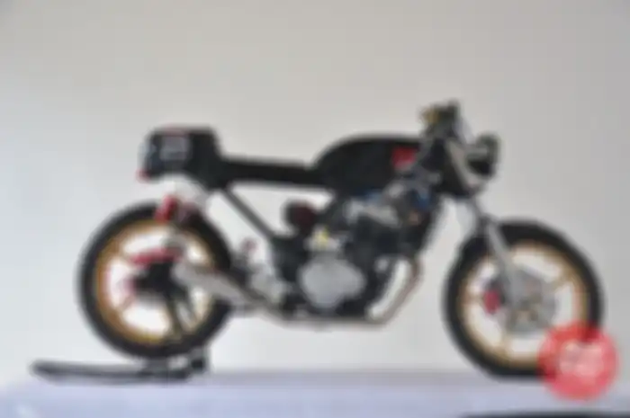 Kawasaki Ninja 250 dua silinder ini bergaya cafe racer
