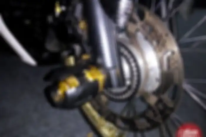 Sebab kalo sampai gak terpasang, lari NMAX sobat bakal nahan, bahkan mesin mati ketika putaran mesin menginjak 7.200 rpm.
