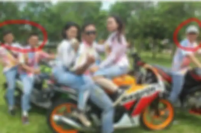 Ini kumpulan foto-foto bagaimana cara merayakan kelulusan SMA dengan konvoi motor, malah sampai bakar motor. 