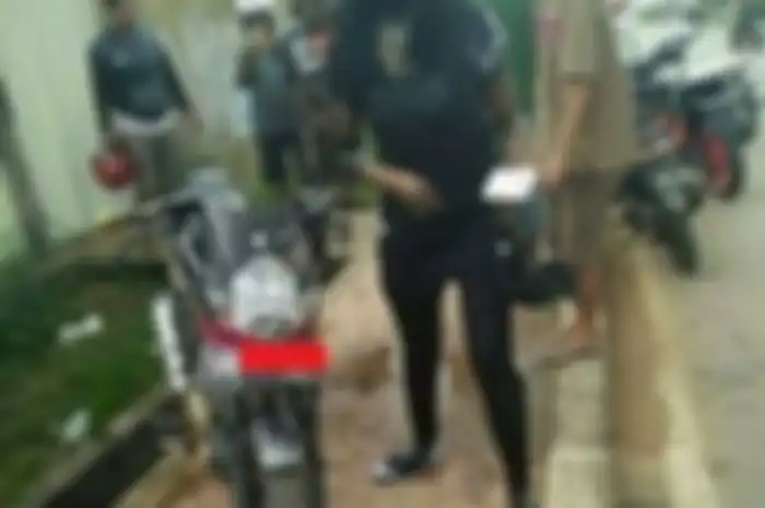 Gara-gara main handphone saat riding, lady bikers ini nyebur ke got.