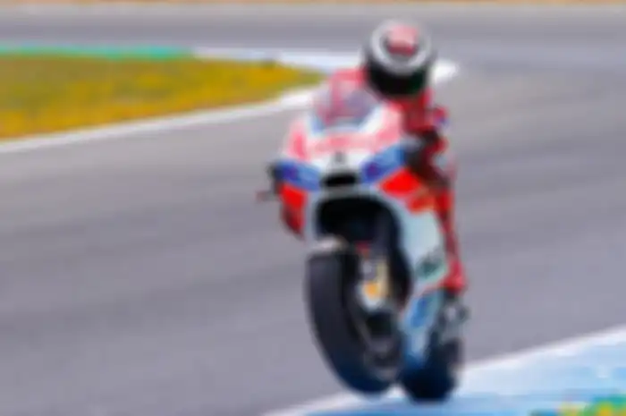 Untuk pertama kalinya Jorge Lorenzo mampu menembus posisi lima besar saat latihan usai membela Ducati usai dibantu rem belakang. 