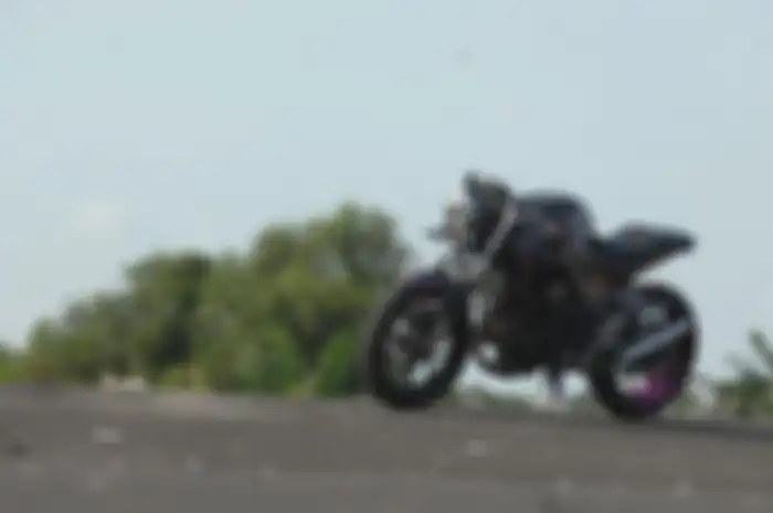 Tampilan sporty Yamaha R25 rupanya tak menarik minat kakaknya Dimas.ia pun merombak tampilan Yamaha R25 menjadi cafe racer