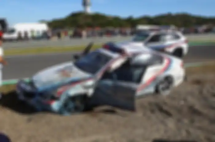 Satu unit BMW M5 yang merupakan Safety Car di ajang balap MotoGP hancur lebur di Jerez. 