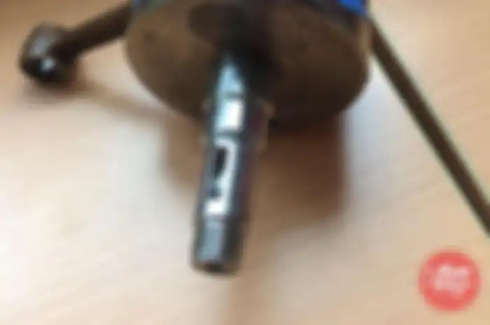 Ismanto dari Isman Motor punya trik jitu agar lebih awet, kuat dan presisi. 
Caranya menggunakan aluminium yang dicor langsung di bandul kruk as.

