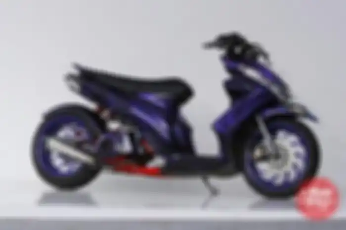Enggak cuma punya hobi balap, Ezra Kinanta juga doyan modifikasi.
Tuh, tengok saja Suzuki Skydrive miliknya, disulap bergaya low rider. 