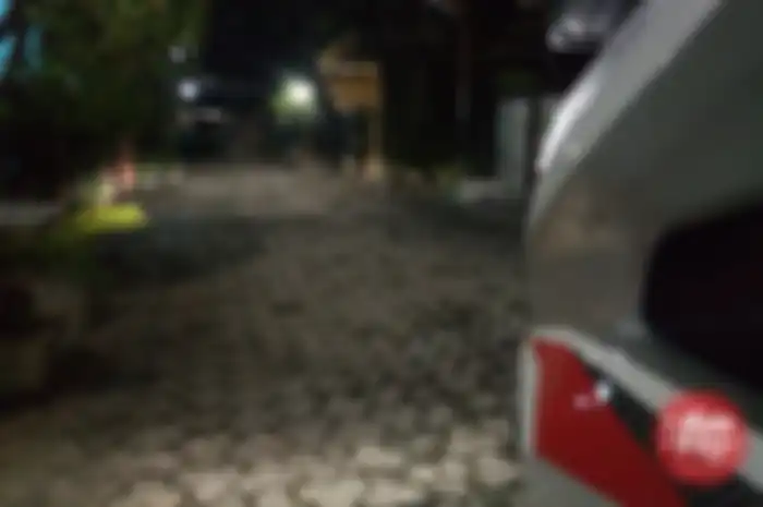 Siapkan obeng plus (+),min (-) kecil dan kunci pas 10 mm lalu, buka 2 baut cover tebeng depan yang berada di kiri dan kanan pakai obeng plus. 