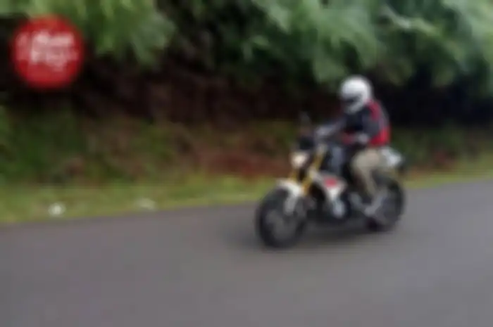 Berhubung Em Plus sedang melakukan tes motor ini, berikut ada lampiran video suara raungan mesin BMW G310R.