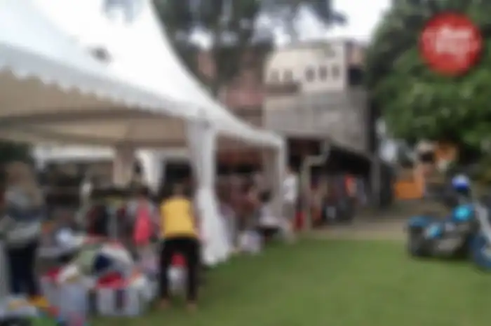 Berbagai barnag menarik disuguhkan pada booth seperti banyak merchandise Warkop DKI, Deathsquad, dan Dmajors.
