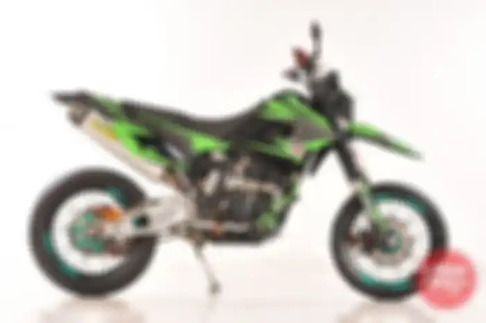 D-Tracker dari lahirnya memang sudah bergaya sumo (supermoto, red). Namun yang punya ingin motornya 