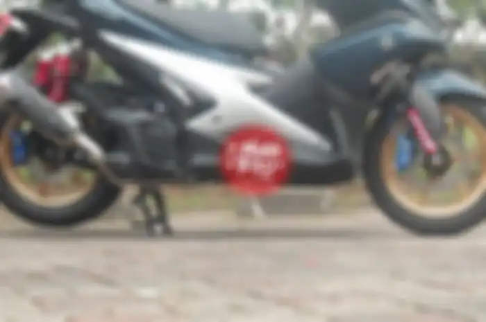 Pelek Racing Boy untuk Yamaha NMAX dipasang ke Aerox 155 ada beberapa yang dimodifikasi untuk menyusaikan busing. 