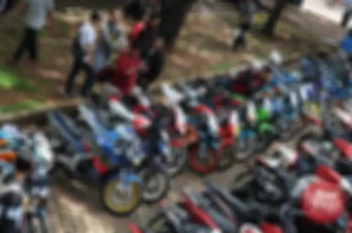 Jangan takut punya motor 2-tak. Komponennya masih banyak kok