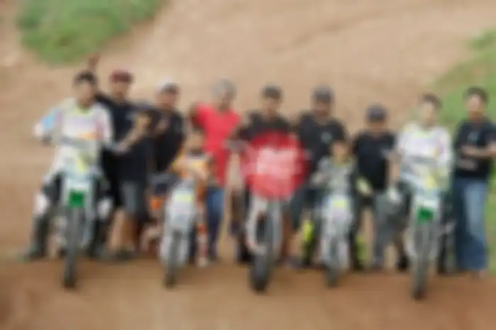 Juara nasional motocross 4 kali Aep Dadang menjadi mentor crosser di tim Pesona Indonesia MX. 