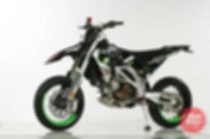 Aloy Prabowo pilih ubahan sumo (supermoto) di Kawasaki KLX 250 keluaran 2009 miliknya.Dengan gaya ini, motor mudah dibikin trail lagi dengan menukar rodanya saja.