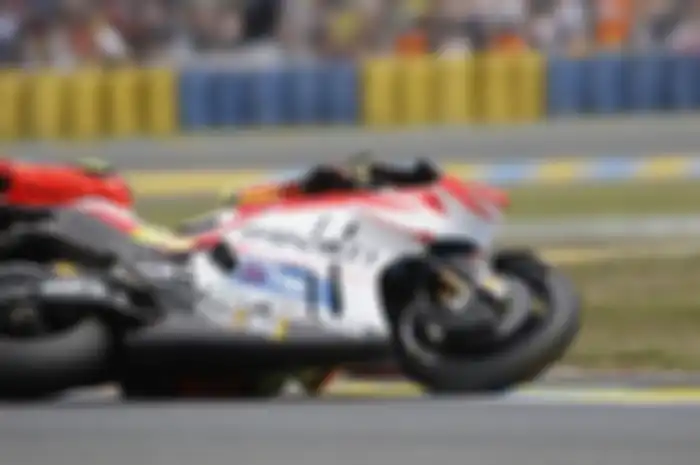 Data berbicara kalau suhu MotoGP Prancis seperti tebak-tebak buah manggis alias tidak menentu. Ada 10 pembalap yang terjatuh di MotoGP Prancis tahun lalu