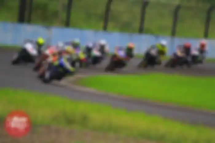 Setelah di race pertama kemarin juarai kejurnas sport 150 cc, Rafid Topan masih menggunakan strategi yang sama seperti kemarin.

Hasilnya, Rafid Topan mendapat double podium di kejurnas sport 150 cc putaran kedua di Sirkuit Sentul, Bogor, Jawa Bara