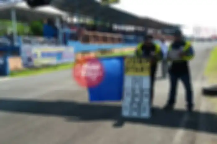 Beberapa pembalap tertangkap kamera melakukan jump start di gelaran seri perdana Kejurda Balap Motor IMI Jabar 2017.

