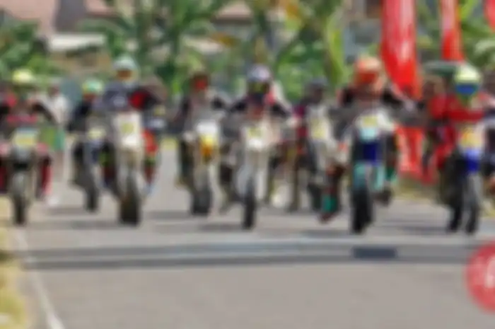 Kelas supermoto mulai di minati di ajang balap road race nih bro. KelasBisa dilihat dari gelaran FDR Sunday Race putaran pertama yang digelar di Sirkuit Selagalas Lombok (21/5). 