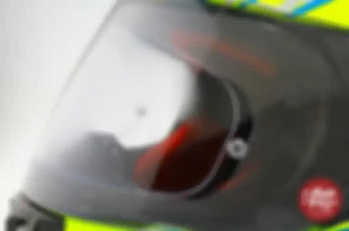 Cara tesnya, rider bernafas dalam helm dengan sengaja menghembuskan nafas naga agar visor berembun