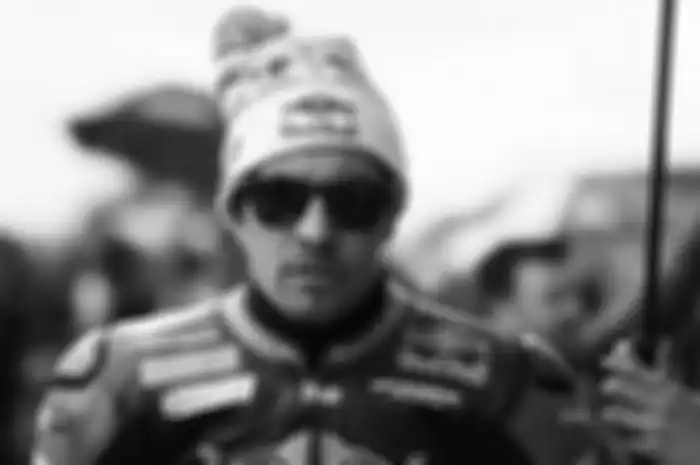 Kabar duka datang dunia balap internasional, rider WSBK sekaligus juara dunia MotoGP 2006 Nicky Hayden meninggal dunia.


