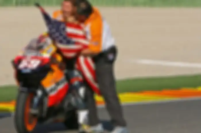 Kematian Nicky Hayden membuat luka mandalam rekan-rekannya sesama pembalap. Sebagian merasa tidak percaya dengan berita kematian ini.