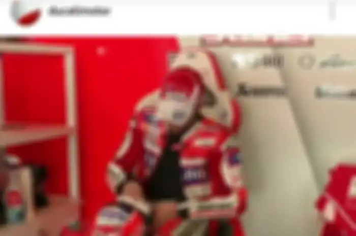 Mantan juara dunia MotoGP 2007 yakni Casey Stoner yang menunggangi Ducati akhirnya kembali. Tapi bukan kembali balap sob, ternyata doi sedang melakukan test ride Ducati Desmosedici GP17.