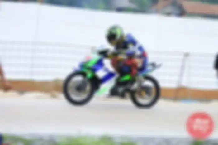 tim Yamaha IndoBaut Syakira Racing mengandalkan modifikasi balap Yamaha Jupiter MX King berhasil mengacak-ngacak barisan tim lokal Jawa Barat