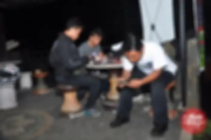 Masing-masing sibuk dengan ponselnya. Yang dekat jadi jauh, yang jauh jadi dekat.