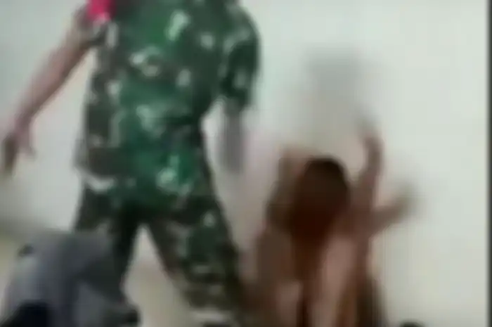 Berdasarkan pemberitaan Tribunnews.com sore tadi, video itu berisi oknum TNI menghukum pencopet di Stasiun Kereta Depok Baru